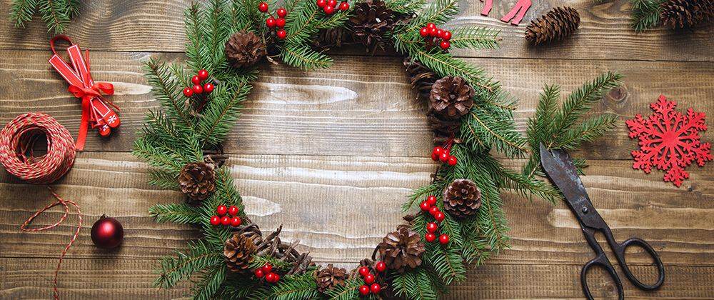 living-holiday-decor-homemade-evergreen-wreath